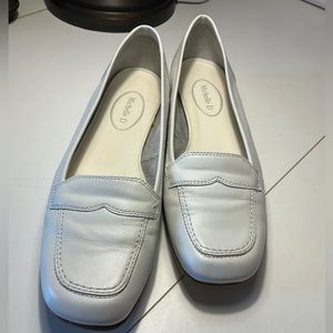 Michelle D white casual-dress flats. Size 9M